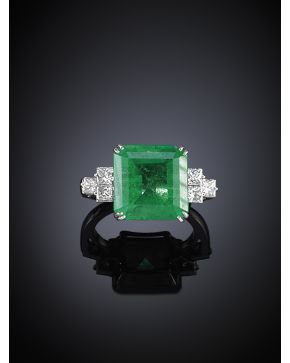 733-Sortija con importante esmeralda colombiana y diamantes talla princesa. Peso específico (LO ENVIARÁ A PALOMA)