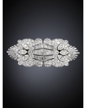 758-Broche doble clip de diamantes talla marquisse con exquisito diseño geométrico cuajado de brillantes. Montura de platino.