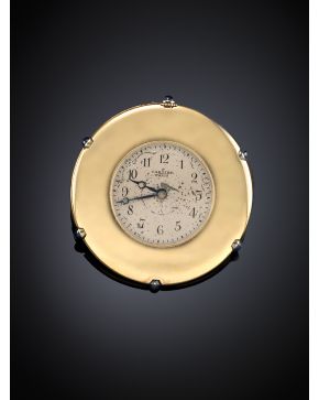 774-CARTIER CIRCA 1920 Nº 3598/1893 .Pieza de colección punzaonada. Reloj de bolsillo extra plano.Caja en oro amarillo liso con seis cabujones de zafiro