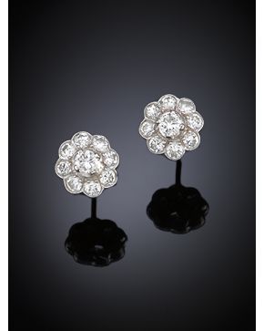 80-EXQUISITOS PENDIENTES ANTIGUOS DE BRILLANTES EN FORMA DE FLOR. Montura en oro blanco de 18 k. Peso total de los brillantes: 0.70 ct.aprox.