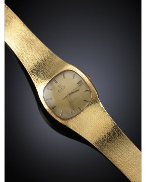 829-OMEGA RELOJ DE PULSERA PARA CABALLERO AÑOS 70. Brazalete en malla de oro amarillo de 18 k.  esfera champagne. ventana calendario a las 3. Movimiento