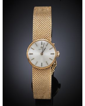 832-OMEGA Reloj de pulsera para señora años 40. Brazalete en malla de oro rosa de 18 k. Esfera argenté con numeración a trazos aplicados. agujas tipo ba