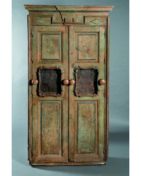 590-Pareja de muebles confesionario en madera y hierro. Escuela andaluza s.XVII-XIX. Desperfectos.