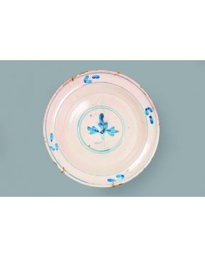 358-Fuente de cerámica esmaltada en blanco y azul. Con algún pelo. España s.XVIII.