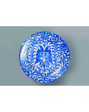 614-Plato de cerámica de Fajalauza. Escuela granadina (Albaicín). Desperfectos.