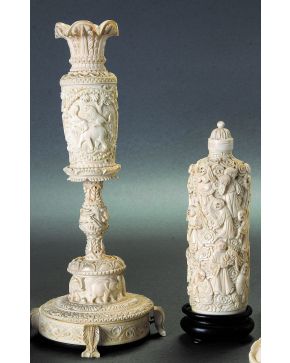1030-Lote formado por botellita y jarrón en marfil chino profusamente tallado con motivos vegetales y figuras de animales y humanas en relieve. Finales del