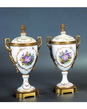 682-Pareja de copas con tapa en porcelana de Meissen esmaltada y pintada con decoración de flores y faisanes dorados y aplicaciones en bronce dorado. s. X