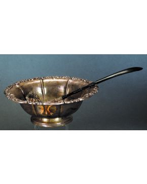 950-Lote en plata formado por antigua fuente honda con perimetro vegetal relevado y decoración grabada. con marcas y burilada; y cazo para ponche con mang