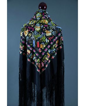 791-Mantón de Manila en seda negra bordado con motivos orientales de arquitecturas. personajes y flores.