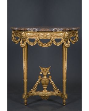492-Consola de arrimo. Italia. principios S. XIX. en madera tallada y dorada con guirnaldas y decoración romboidal en relieve. Patas acanaladas unidas por