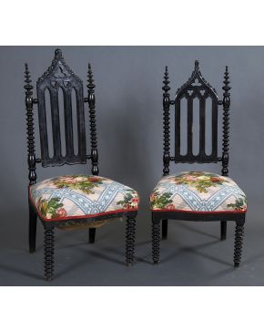 562-Pareja de sillas portuguesas. S. XIX. en madera ebonizada con respaldo y patas de columnas torneadas y respaldo calado. Tapicería floral. 