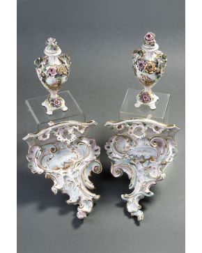 519-Pareja de copas con ménsulas en porcelana. estilo Luis XV. Las peanas en porcelana centroeuropea. Las copas con marcas de Capodimonte. aplicaciones de