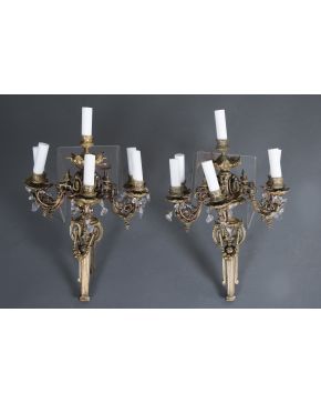 971-Pareja de candelabros de seis luces estilo Luis XVI en bronce dorado con aplicación de gotas de cristal facetado. S. XIX. Adaptados a apliques y elect