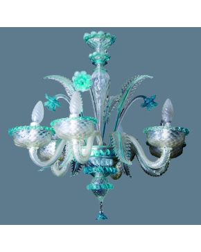 678-Lámpara de techo de seis luces en color azul y en su color. Aplicaciones de hojas y flores en cristal modurado. 