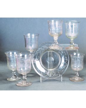 848-Lote formado por 6 copas y un plato de recuerdo en vidrio incoloro de La Granja. Con decoración grabada y tallada a la rueda. ff. s. XIX.