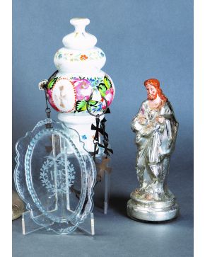 861-Lote de tres piezas litúrgicas en vidrio de La Granja. s. XIX. Compuesto por lámpara votiva en vidrio opalina esmaltado con decoración de flores y cru