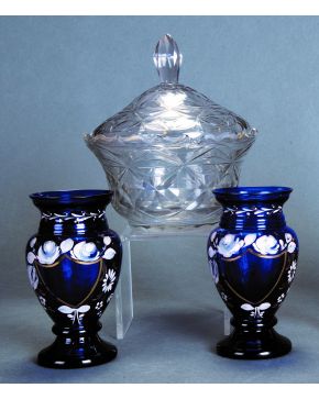 1029-Lote en vidrio incoloro y azul cobalto. ss. XIX-XX.