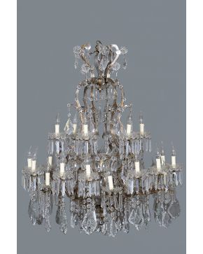653-Imponente lámpara de techo en cristal tallado y moldeado de 25 luces.