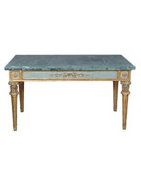 658-Elegante mesa escritorio estilo neoclásico en madera tallada. dorada y policromada en verde.