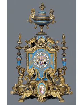 438-Reloj de mesa francés c. 1870. en bronce dorado y placas de porcelana de Sèvres.
