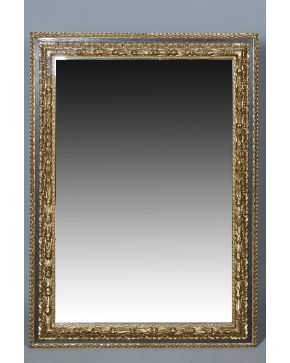 511-Gran espejo estilo neoclásico en madera tallada y dorada. con decoración de guirnaldas.