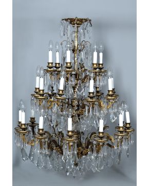 603-Gran lámpara en bronce dorado y cristal tallado de 28 luces.
