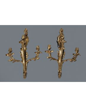 555-Pareja de apliques de tres luces estilo Luis XV en bronce dorado.
