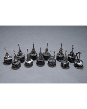723-Interesante lote de doce instrumentos musicales de cuerda barrocos en plata española punzonada con marcas de Durán. sobre peanas de mármol negro vetea
