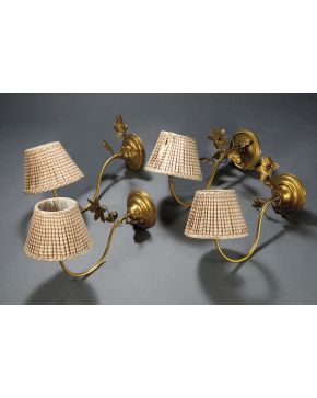 1015-Pareja de apliques modernistas de una luz en bronce dorado con decoración de flor.