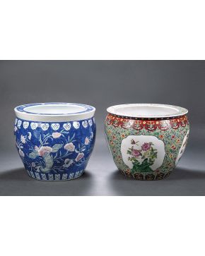 1024-Pecera en porcelana china esmaltada con abigarrada decoración sobre fondo verde agua. con flores en las reservas y peces en su interior. Marcas en la 