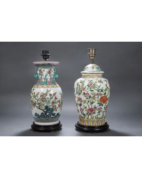 1022-Lote de dos jarrones en porcelana china Familia Rosa. s. XX.