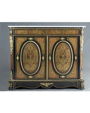 580-Entredós de dos puertas Napoleón III en madera ebonizada con aplicaciones de bronce dorado y marquetería Boullé en latón y carey. Tapa en mármol blanc