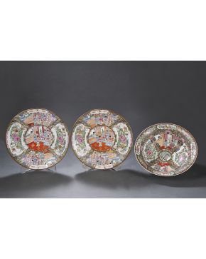 1051-Cuenco de porcelana china estilo Cantón con escenas palaciegas. aves. insectos y flores.