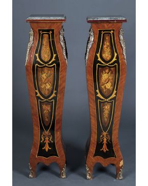728-Pareja de peanas estilo francés con decoración de flores e instrumentos musicales y aplicaciones en bronce. Tapas de mármol verde veteado. Altura: 114