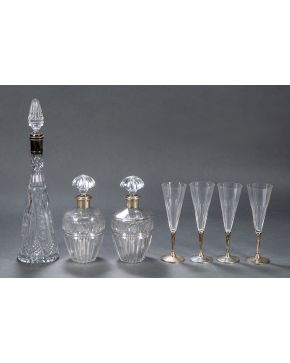 972-Lote en vidrio tallado a mano y moldeado: gran licorera. pareja de licoreras y 4 copas de champange. Las embocaduras de licoreras y los pies de las co
