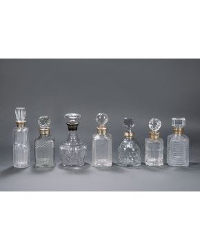 900-Lote de 7 licoreras en cristal tallado y moldeado de diferentes éopcas y diseños.