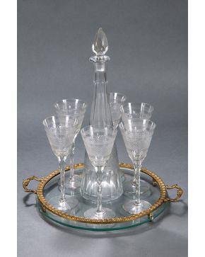 973-Juego de licorera y 6 copas de cristal tallado y moldeado con bandeja circular en cristal de asas y barandilla en bronce.