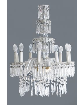 701-Lámpara de techo de diez luces. En cristal tallado con decoración de prismas facetados. cuentas. brazos sogueados y remate de campanilla.