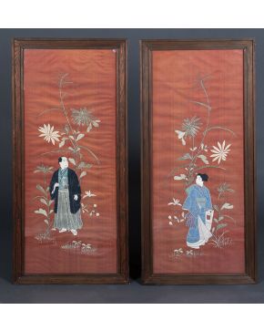 898-Pareja de antiguos paneles chinos bordados en seda con hilos de colores y plateados. Representando personaje masculino y femenino. Enmarcados.