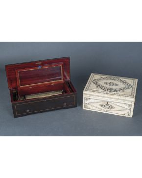 424-Antigua caja de música con marquetería de maderas frutales y teñidas en la tapa.