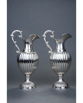 654-Pareja de jarras en plata española punzonada con marcas de Montejo. decoración gallonada y asas en forma de elementos vegetales.
