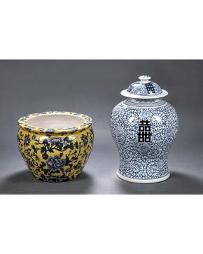 1066-Pecera en porcelana china. con decoración de flores azules sobre fondo amarillo y peces pintados en interior. Pequeño pelo en la base.