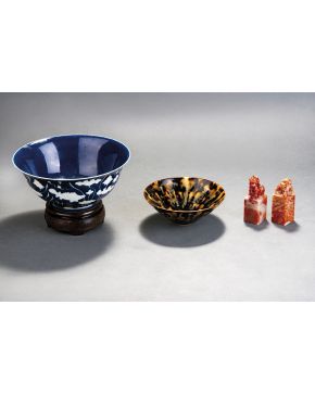 1032-Cuenco en cerámica vidriada imitando carey. China. ff. s. XIX.