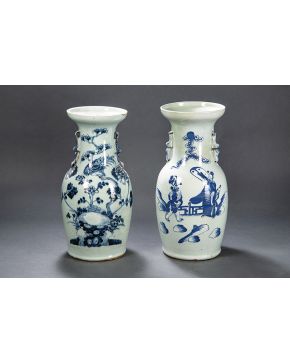 649-Lote de dos jarrones chinos en porcelana blanca y azul. c. 1900. 