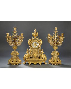 772-Reloj de sobremesa en bronce dorado con guarnición de candelabros de siete luces. Francia. s. XIX. Con marcas en la esfera Pfister a Toulousse. 