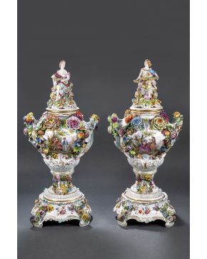 737-Importante pareja de jarrones de gran manufactura en porcelana alemana de Dresden. Von Carl Thieme. ff. S. XIX. Marcados en la peana y en la base en a