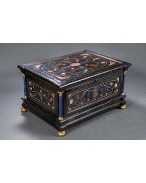 636-Caja florentina del s. XVIII en madera ebonizada y dorada con incrustaciones de piedras duras: ágata. lapislázuli. jaspes... con fileteado en marfil. 