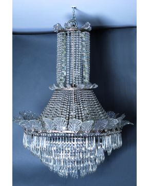 710-Gran lámpara de techo tipo globo. c. 1900. en cristal tallado con decoración de cuentas. prismas colgantes y palmetas perimetrales.