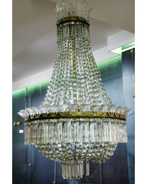 719-Lámpara en bronce y cristal tallado y modelado.