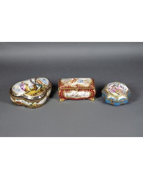 765-Lote en porcelana tipo Sévres formado por dos cajas joyero con decoración esmaltada de escenas pastoriles y paisajes con detalles y monturas en dorado